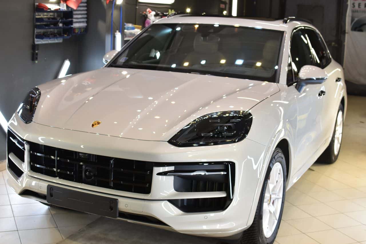 Auto pulēšana, keramiskais pārklājums, salona tīrīšana, Caroscar, caroscar.lv logu tonēšana, salona ķīmiskā tīrīšana, skrāpējumu likvidēšana, skrāpējumu pulēšana, ppf aizsardzības plēves